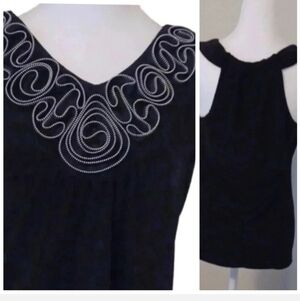 💙🌺Black top with gorgeous decor and cute back